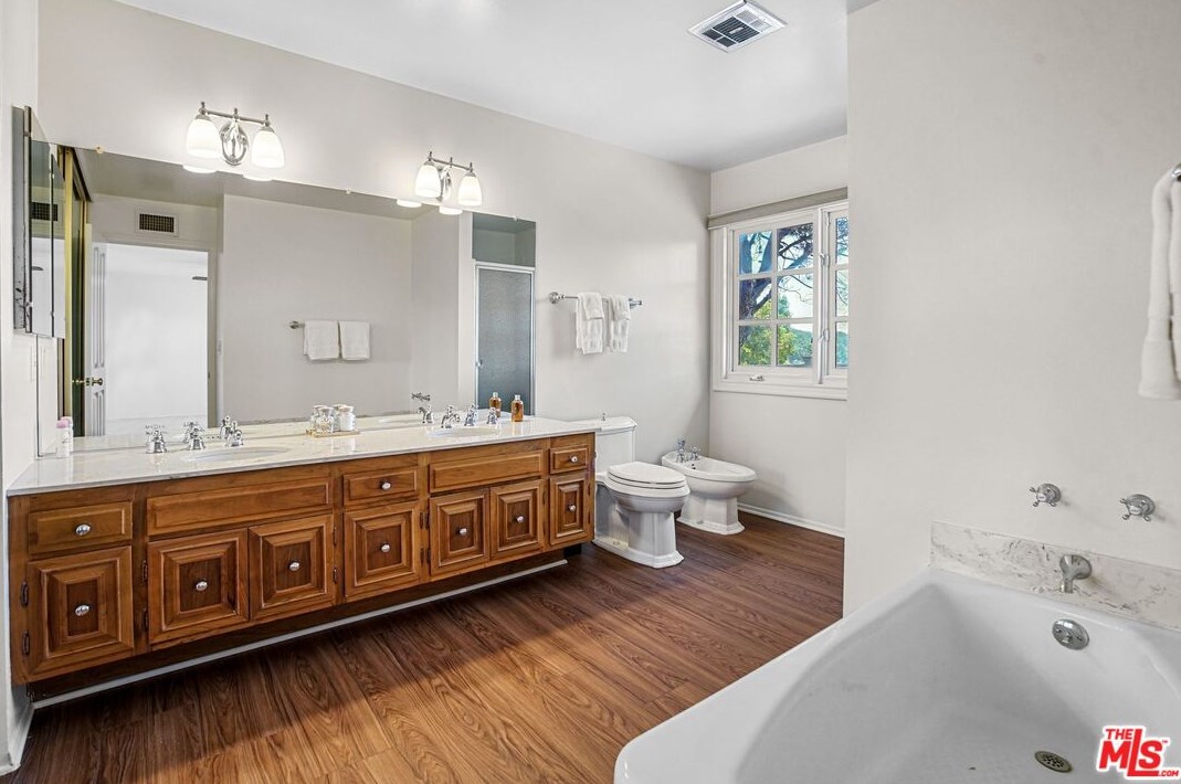 2421 La Condesa Dr, Los Angeles CA  90049-1221 exterior