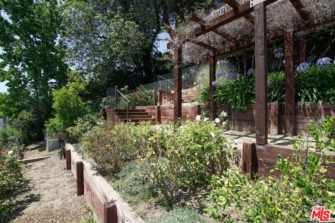 2421 La Condesa Dr, Los Angeles CA  90049-1221 exterior