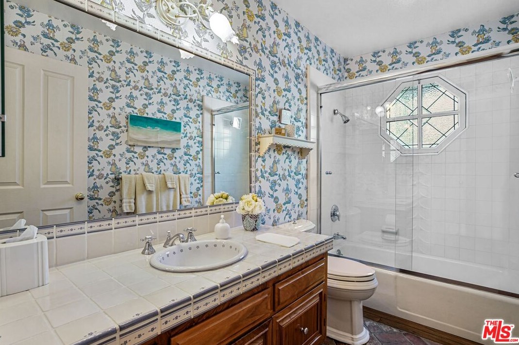 2421 La Condesa Dr, Los Angeles CA  90049-1221 exterior