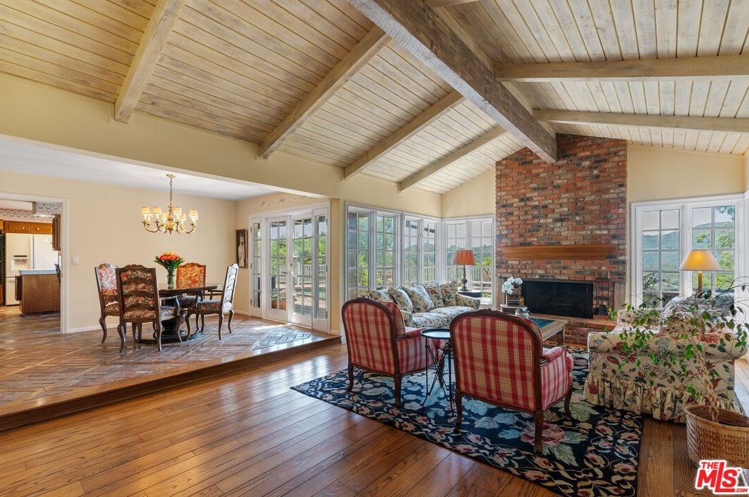 2421 La Condesa Dr, Los Angeles CA  90049-1221 exterior