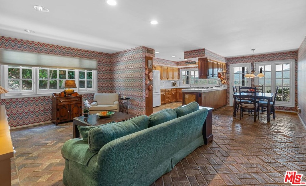2421 La Condesa Dr, Los Angeles CA  90049-1221 exterior