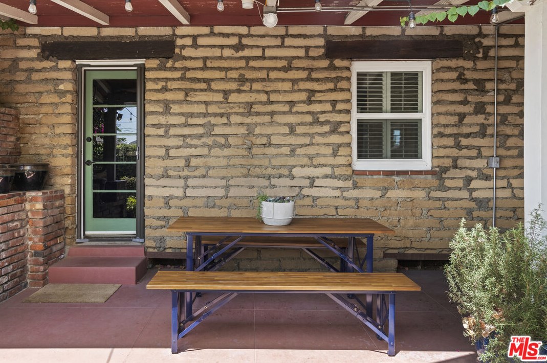 2806 Paloma St, Pasadena CA  91107-2743 exterior