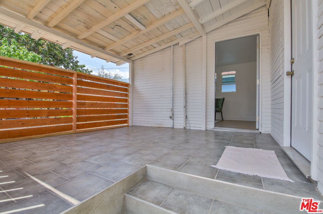 816 62nd St, Los Angeles CA  90001-1506 exterior