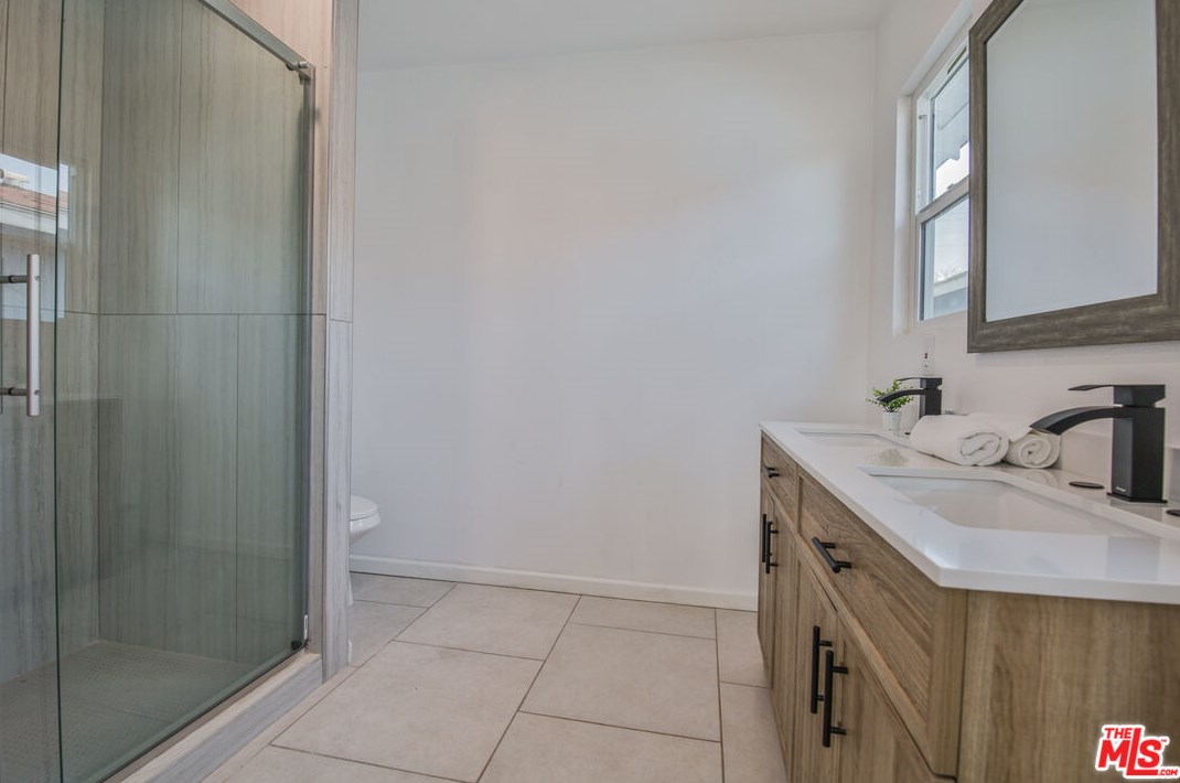 816 62nd St, Los Angeles CA  90001-1506 exterior