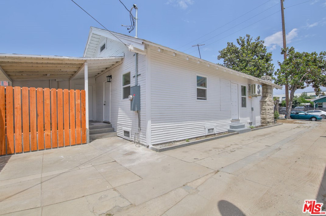 816 62nd St, Los Angeles CA  90001-1506 exterior
