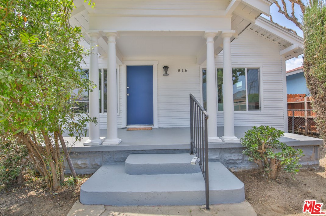 816 62nd St, Los Angeles CA  90001-1506 exterior