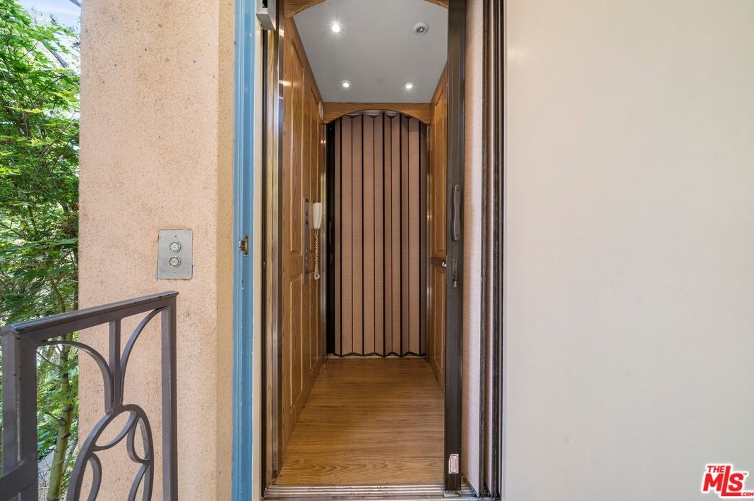 1008 Manning Ave, Los Angeles CA  90024-3221 exterior