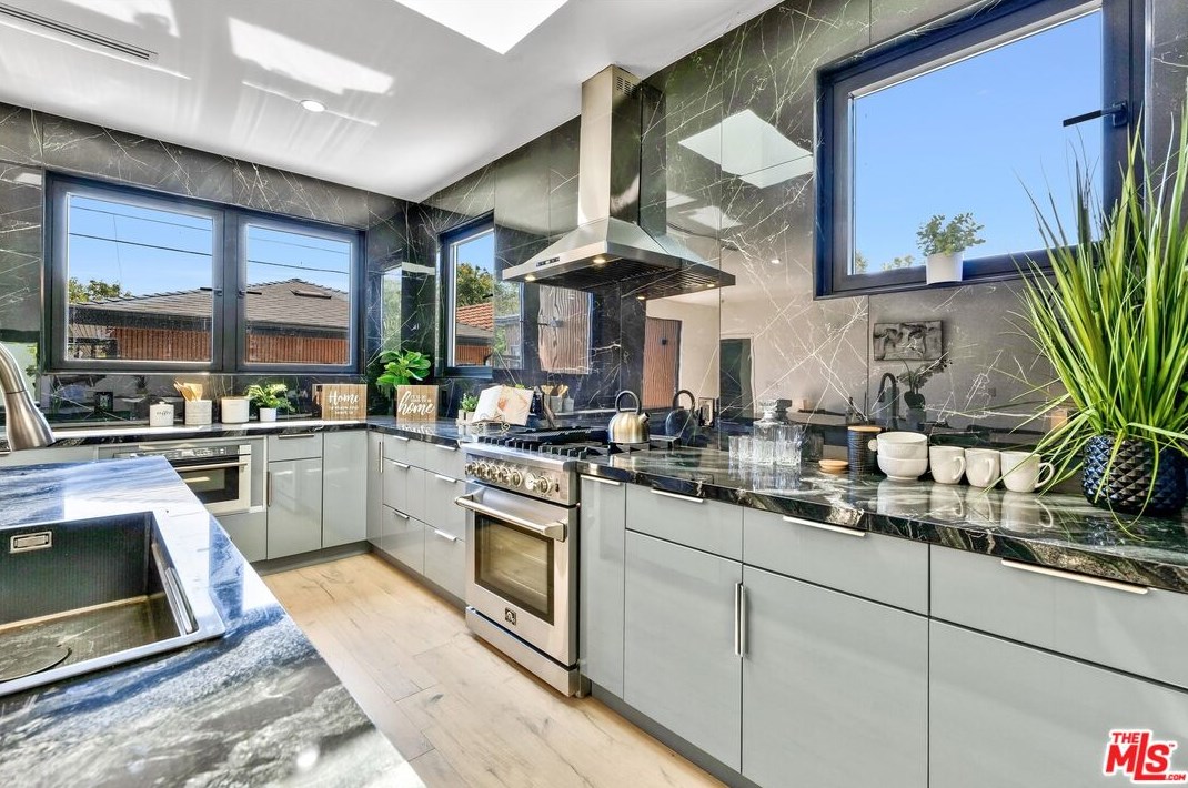 5234 Noble Ave, Van Nuys CA  91411-3906 exterior