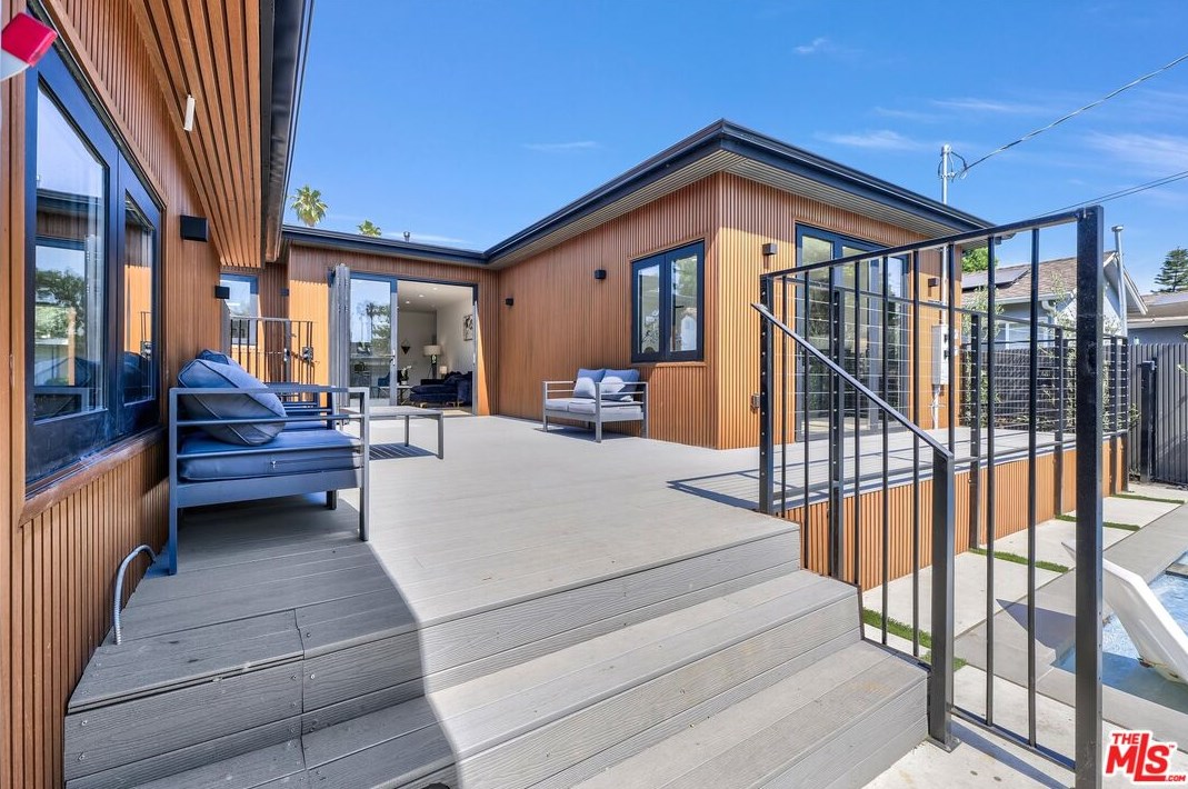 5234 Noble Ave, Van Nuys CA  91411-3906 exterior