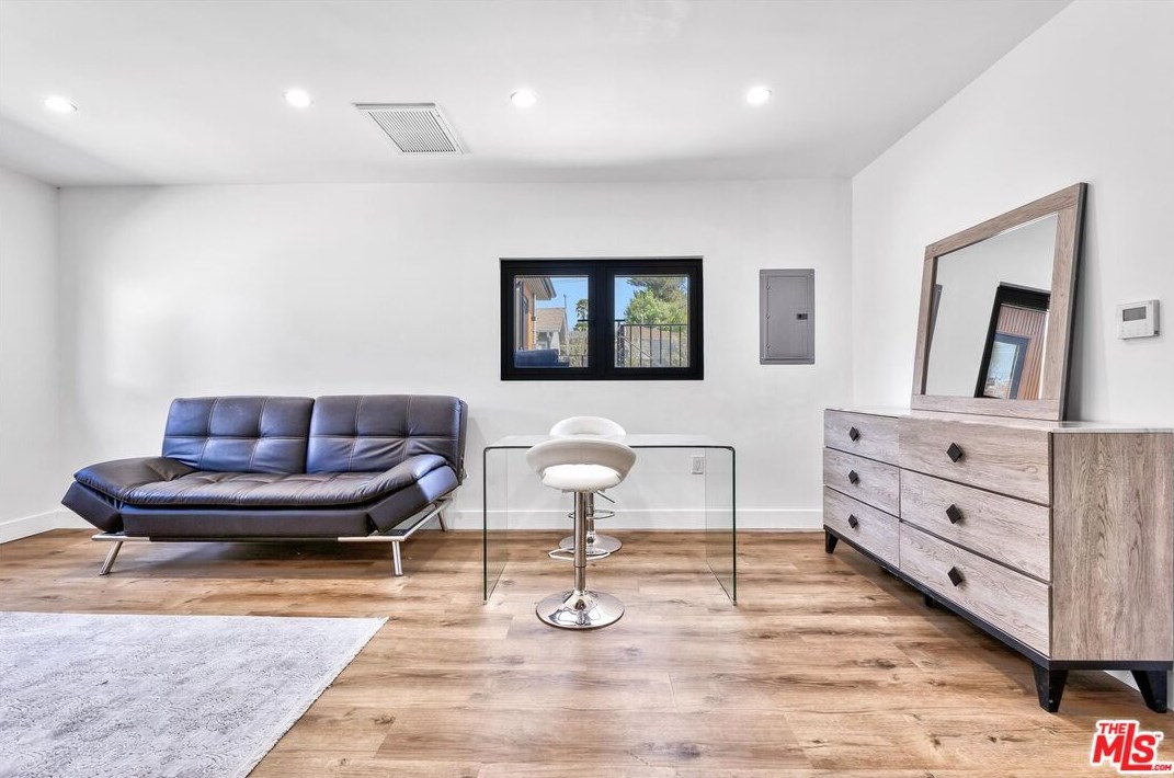 5234 Noble Ave, Van Nuys CA  91411-3906 exterior