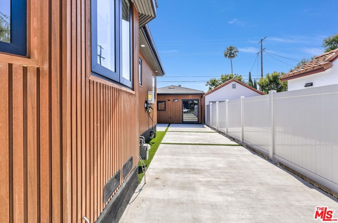 5234 Noble Ave, Van Nuys CA  91411-3906 exterior