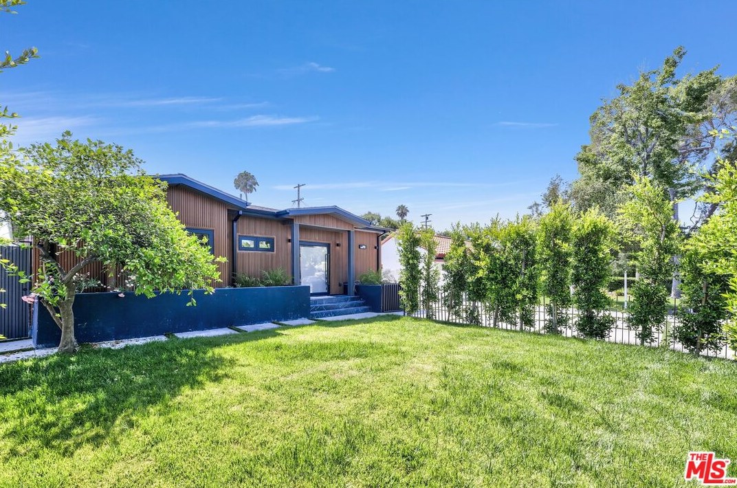 5234 Noble Ave, Van Nuys CA  91411-3906 exterior