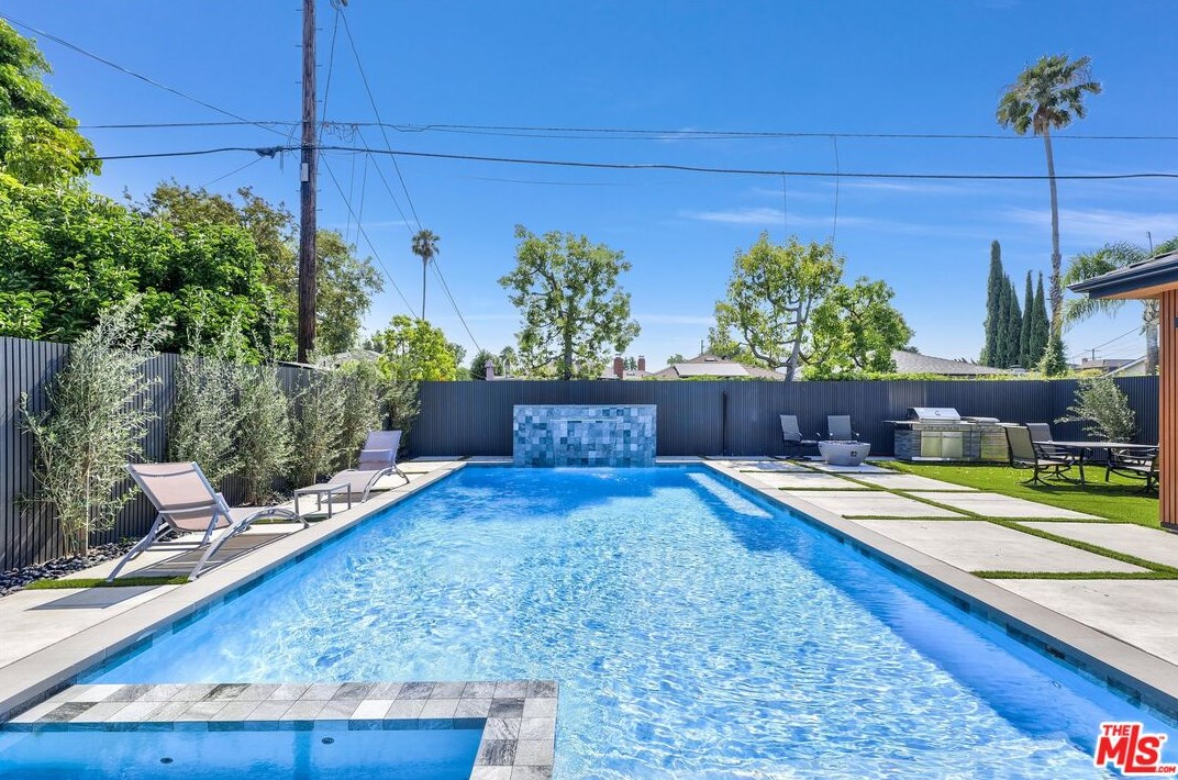 5234 Noble Ave, Van Nuys CA  91411-3906 exterior