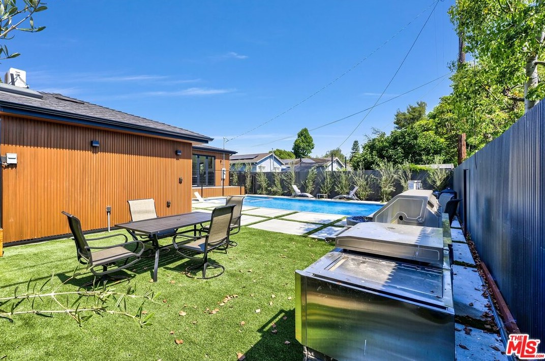 5234 Noble Ave, Van Nuys CA  91411-3906 exterior