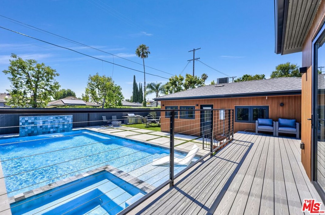5234 Noble Ave, Van Nuys CA  91411-3906 exterior