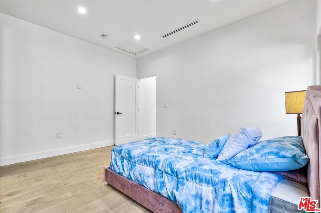 5234 Noble Ave, Van Nuys CA  91411-3906 exterior
