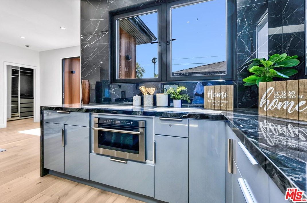 5234 Noble Ave, Van Nuys CA  91411-3906 exterior