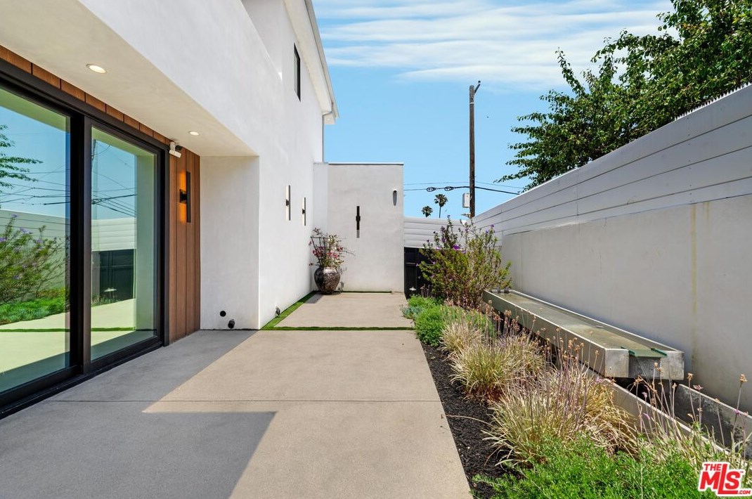 3170 Grand View Blvd, Los Angeles CA  90066-1027 exterior