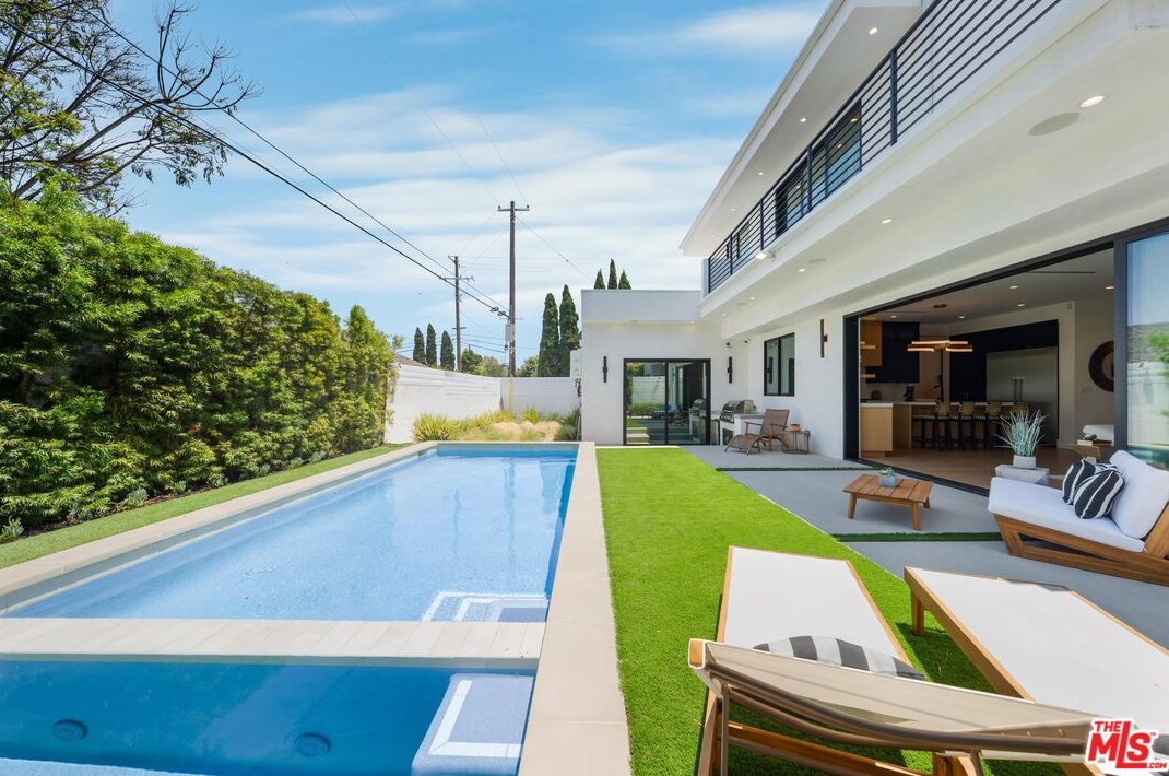 3170 Grand View Blvd, Los Angeles CA  90066-1027 exterior