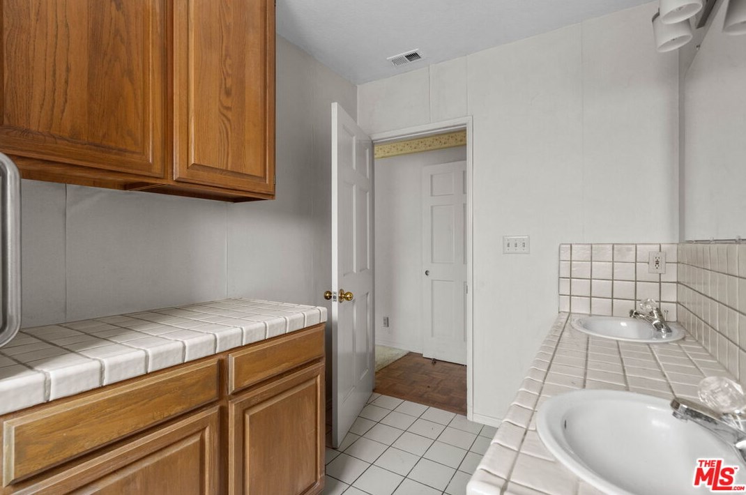 7819 Midfield Ave, Los Angeles CA  90045-3237 exterior