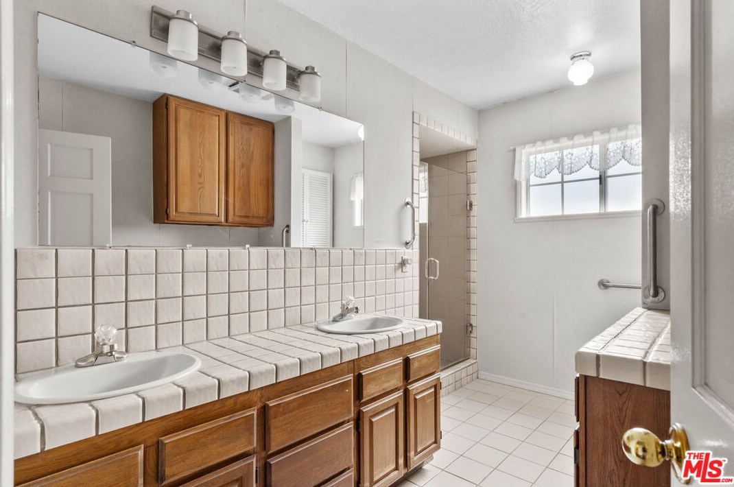 7819 Midfield Ave, Los Angeles CA  90045-3237 exterior