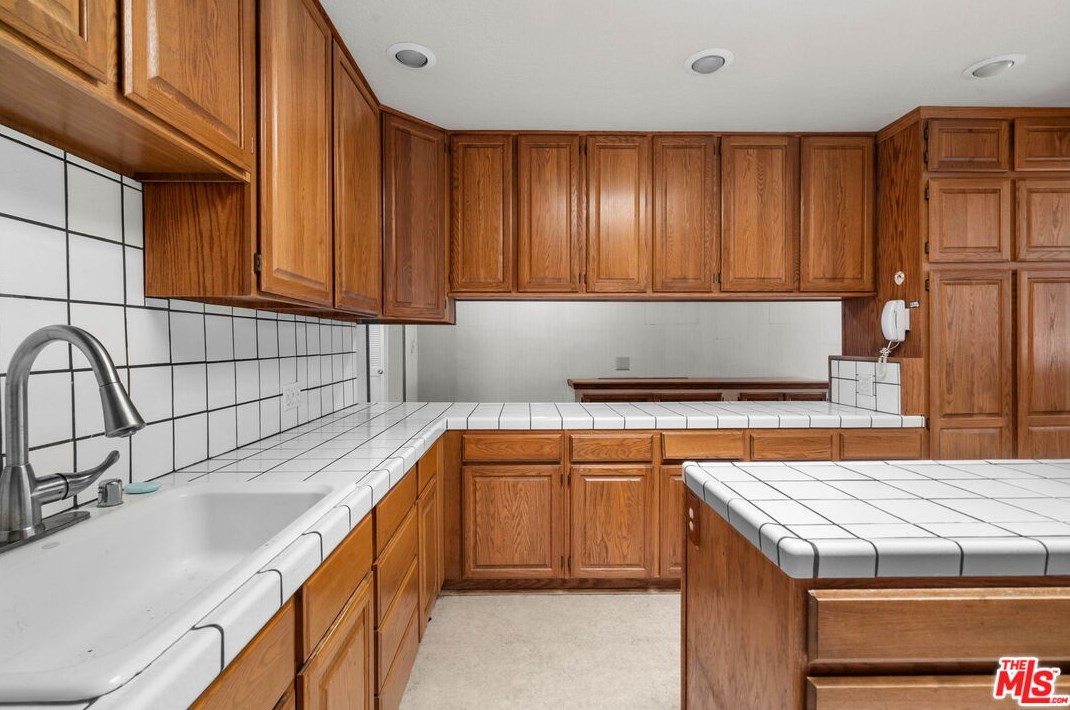 7819 Midfield Ave, Los Angeles CA  90045-3237 exterior