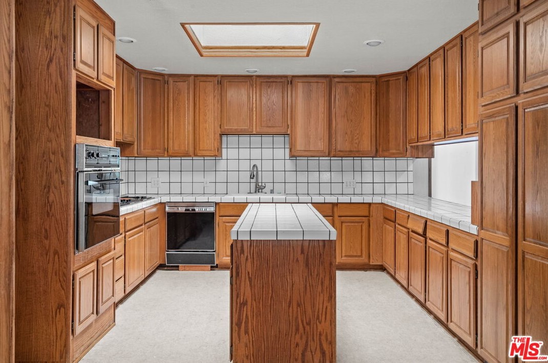 7819 Midfield Ave, Los Angeles CA  90045-3237 exterior