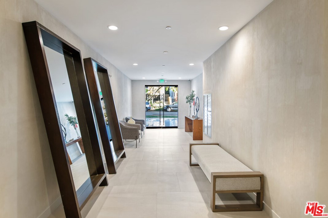 825 Croft Ave, Los Angeles CA  90069-4201 exterior