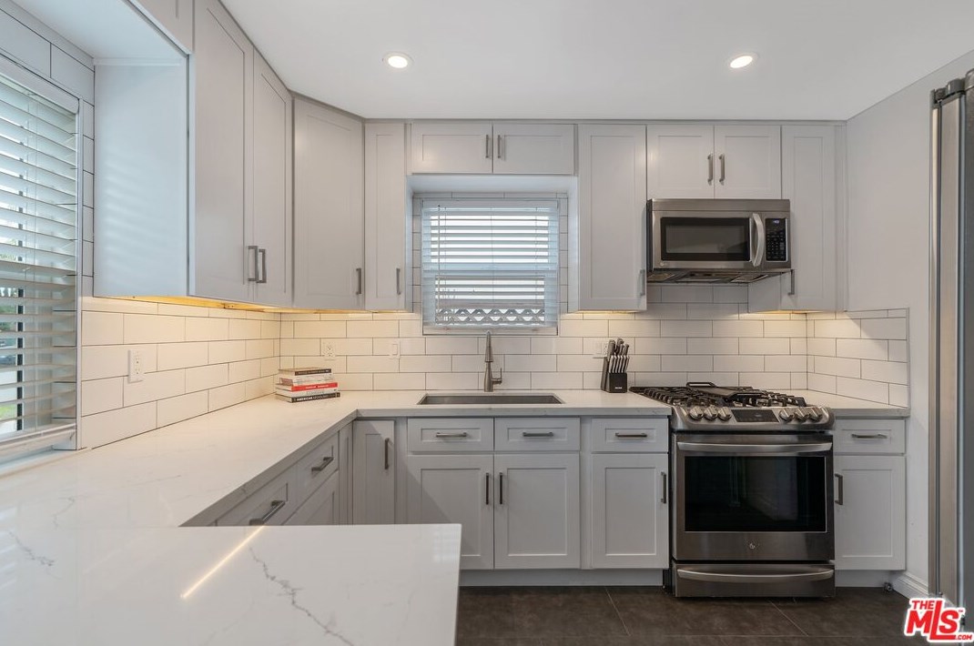 15220 Morrison St, Van Nuys CA  91403-1503 exterior
