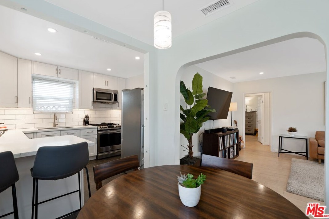15220 Morrison St, Van Nuys CA  91403-1503 exterior