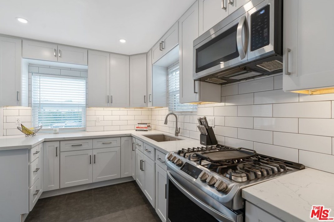15220 Morrison St, Van Nuys CA  91403-1503 exterior