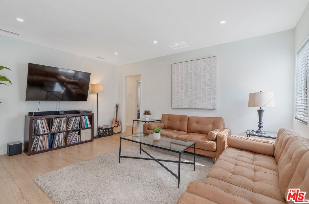 15220 Morrison St, Van Nuys CA  91403-1503 exterior