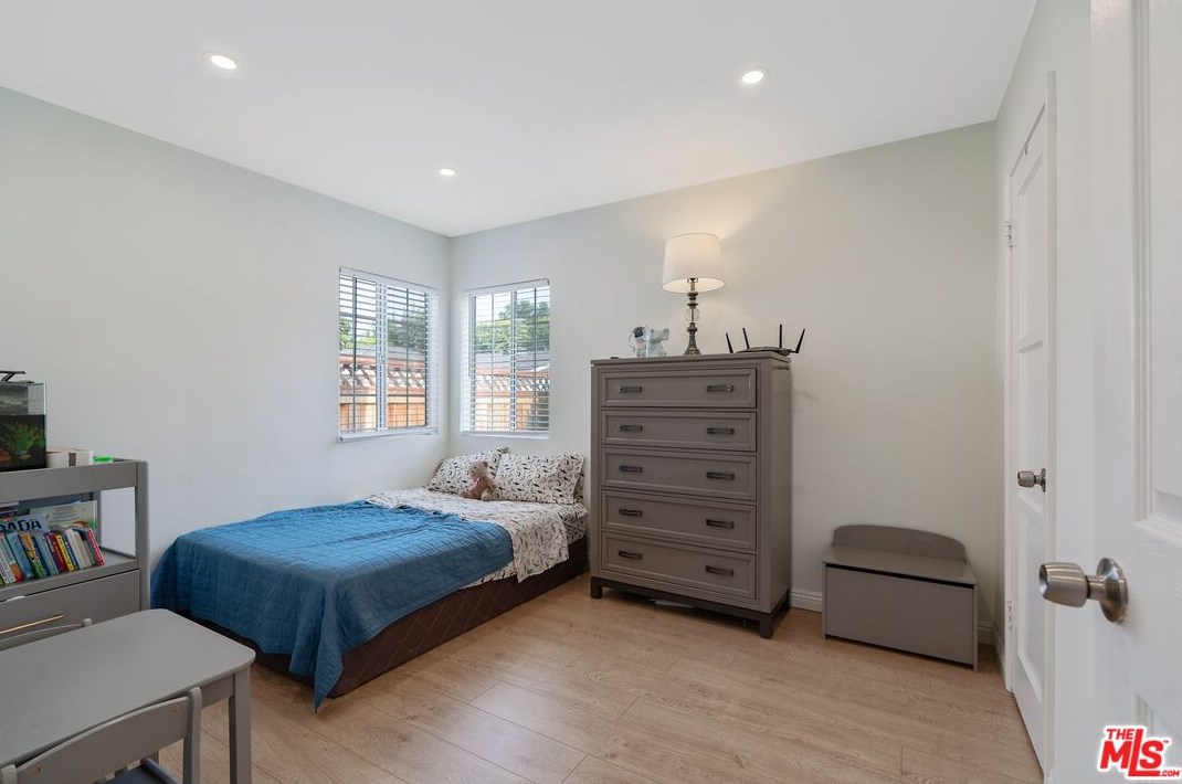 15220 Morrison St, Van Nuys CA  91403-1503 exterior