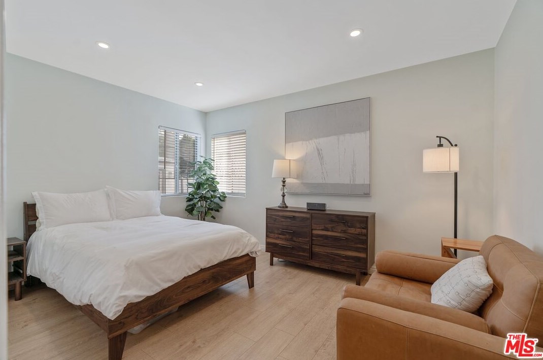 15220 Morrison St, Van Nuys CA  91403-1503 exterior