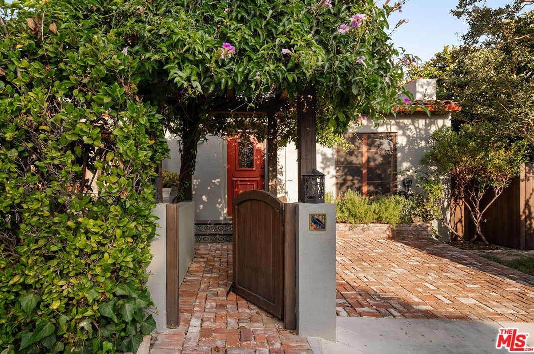 1716 Dillon St, Los Angeles CA  90026-1114 exterior