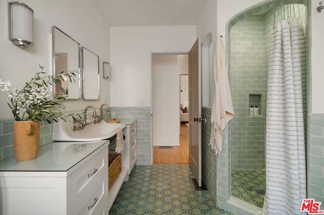 1716 Dillon St, Los Angeles CA  90026-1114 exterior