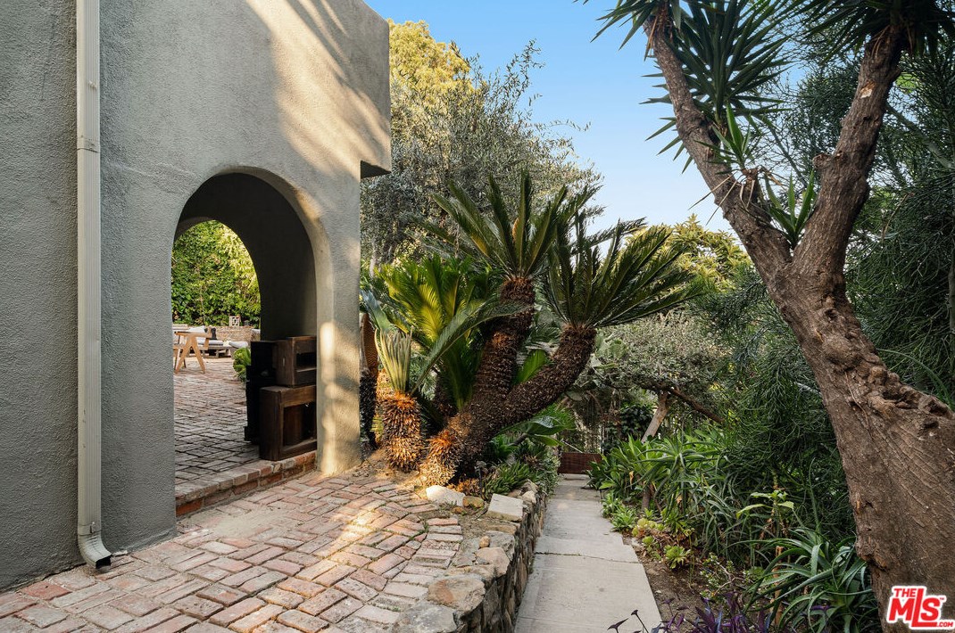 1716 Dillon St, Los Angeles CA  90026-1114 exterior