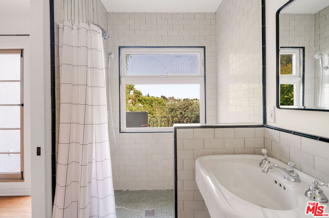 1716 Dillon St, Los Angeles CA  90026-1114 exterior