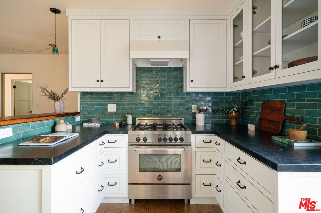 1716 Dillon St, Los Angeles CA  90026-1114 exterior