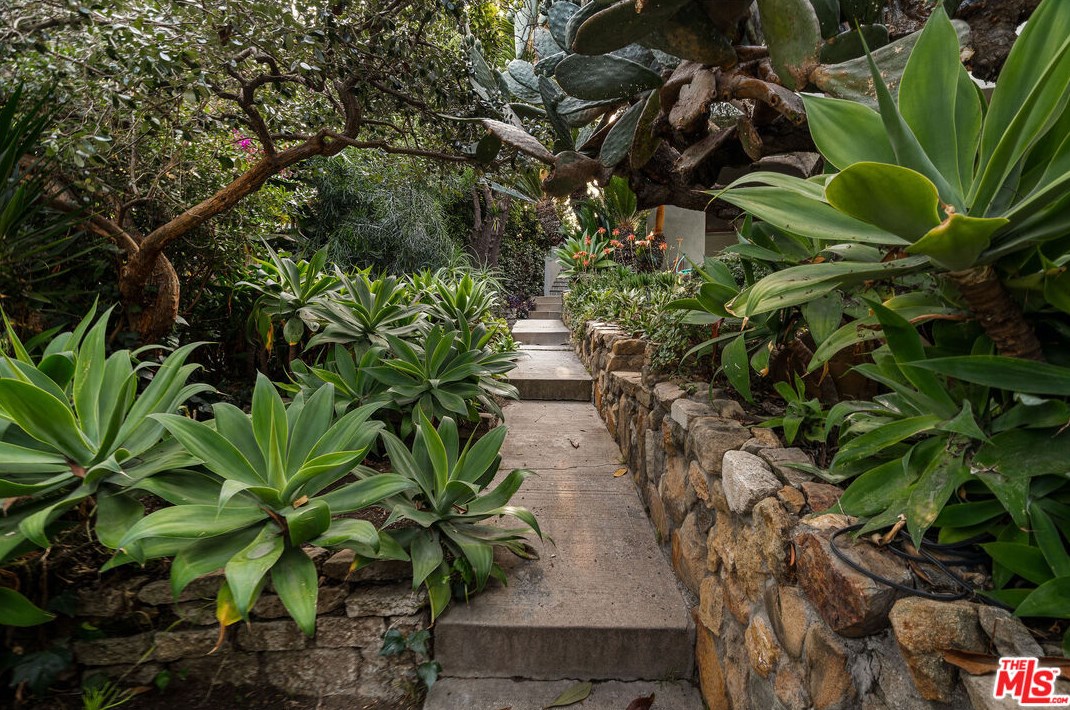 1716 Dillon St, Los Angeles CA  90026-1114 exterior