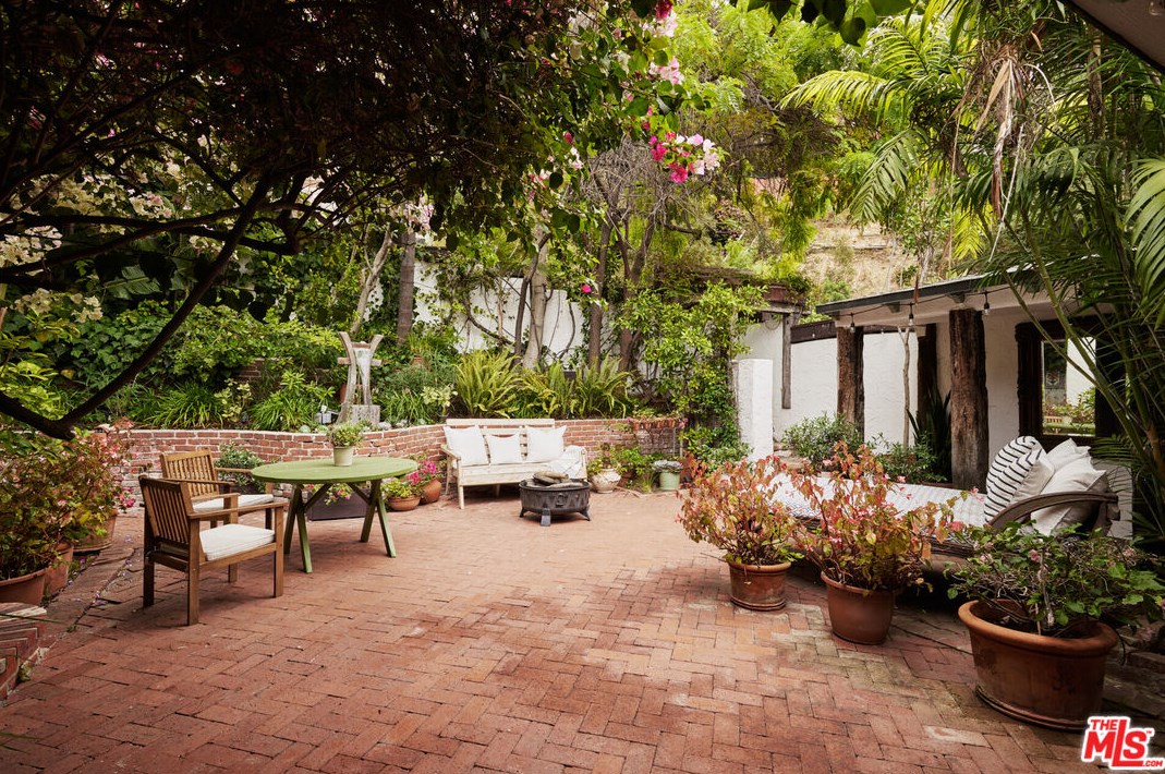 1725 Mount Olympus Dr, Los Angeles CA  90046-2034 exterior