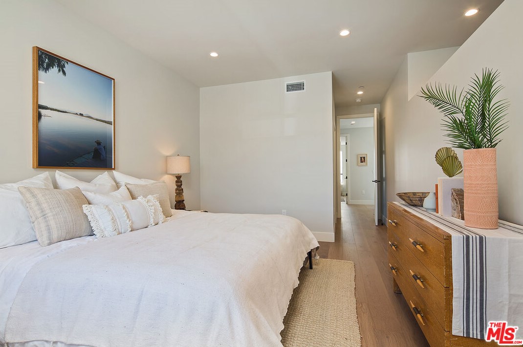 5014 Rosewood Ave, Los Angeles CA  90004-1613 exterior