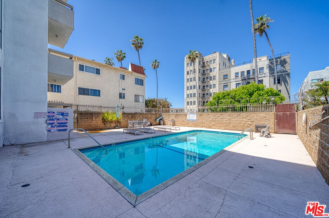 533 St Andrews Pl, Los Angeles CA  90004-2511 exterior