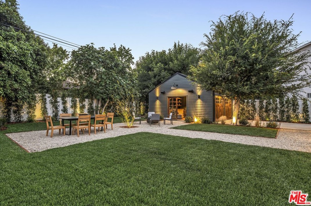 4845 Matilija Ave, Van Nuys CA  91423-2422 exterior