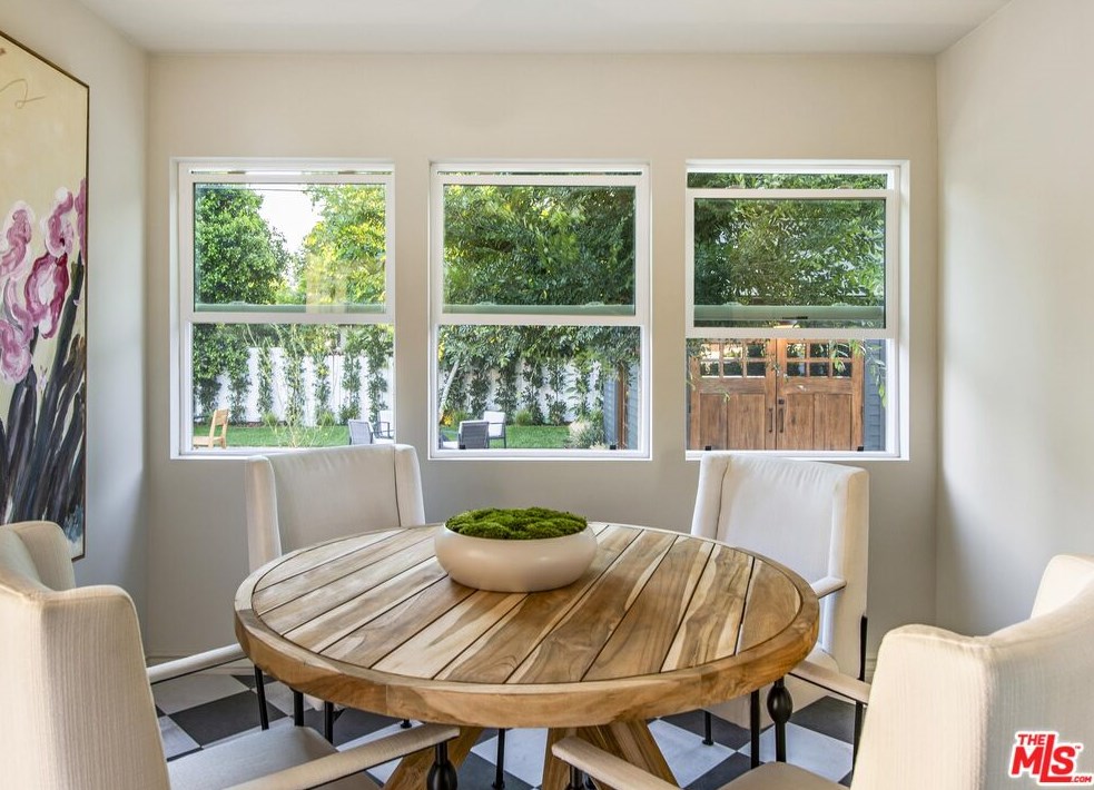 4845 Matilija Ave, Van Nuys CA  91423-2422 exterior