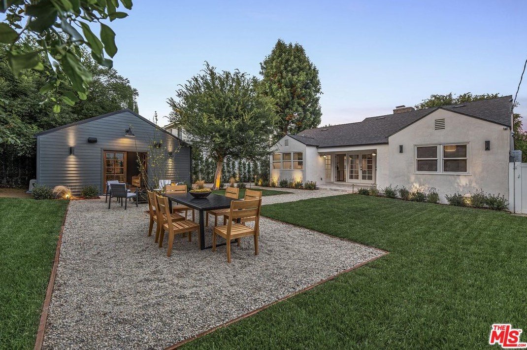 4845 Matilija Ave, Van Nuys CA  91423-2422 exterior