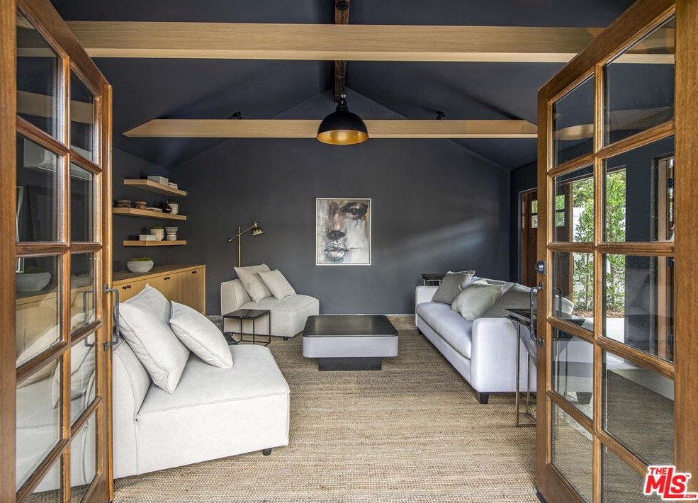 4845 Matilija Ave, Van Nuys CA  91423-2422 exterior