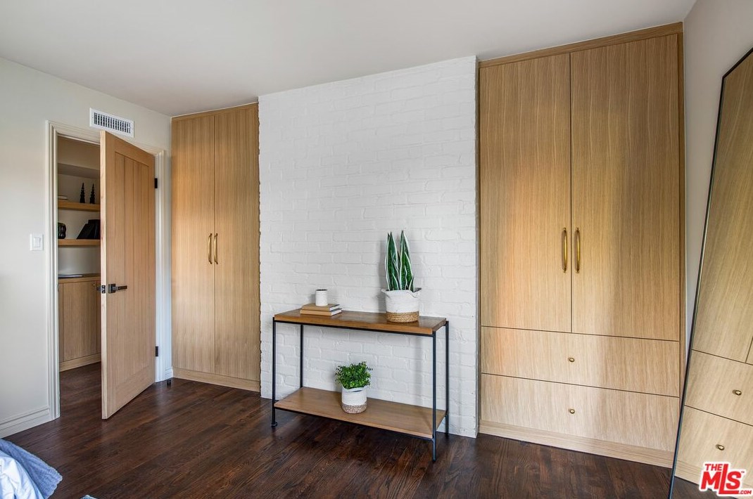 4845 Matilija Ave, Van Nuys CA  91423-2422 exterior