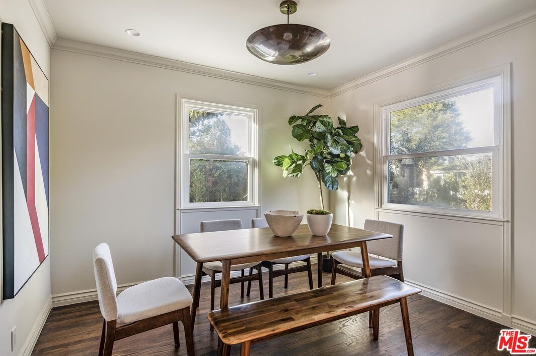 4845 Matilija Ave, Van Nuys CA  91423-2422 exterior