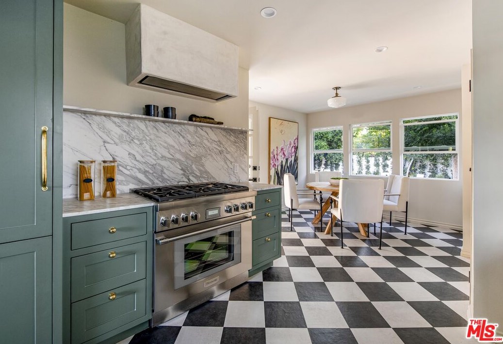 4845 Matilija Ave, Van Nuys CA  91423-2422 exterior